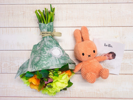 Canastilla con flores y peluche salmón