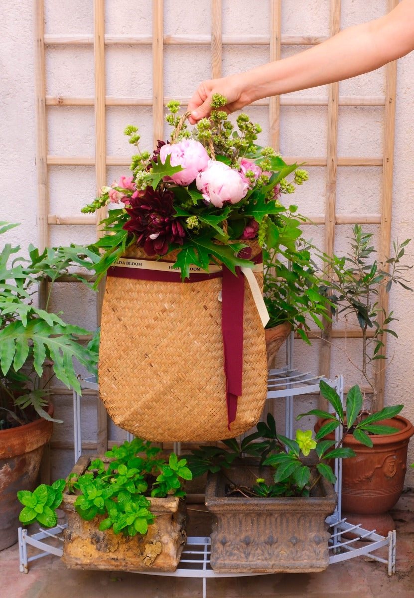 Cesta de mimbre con flores