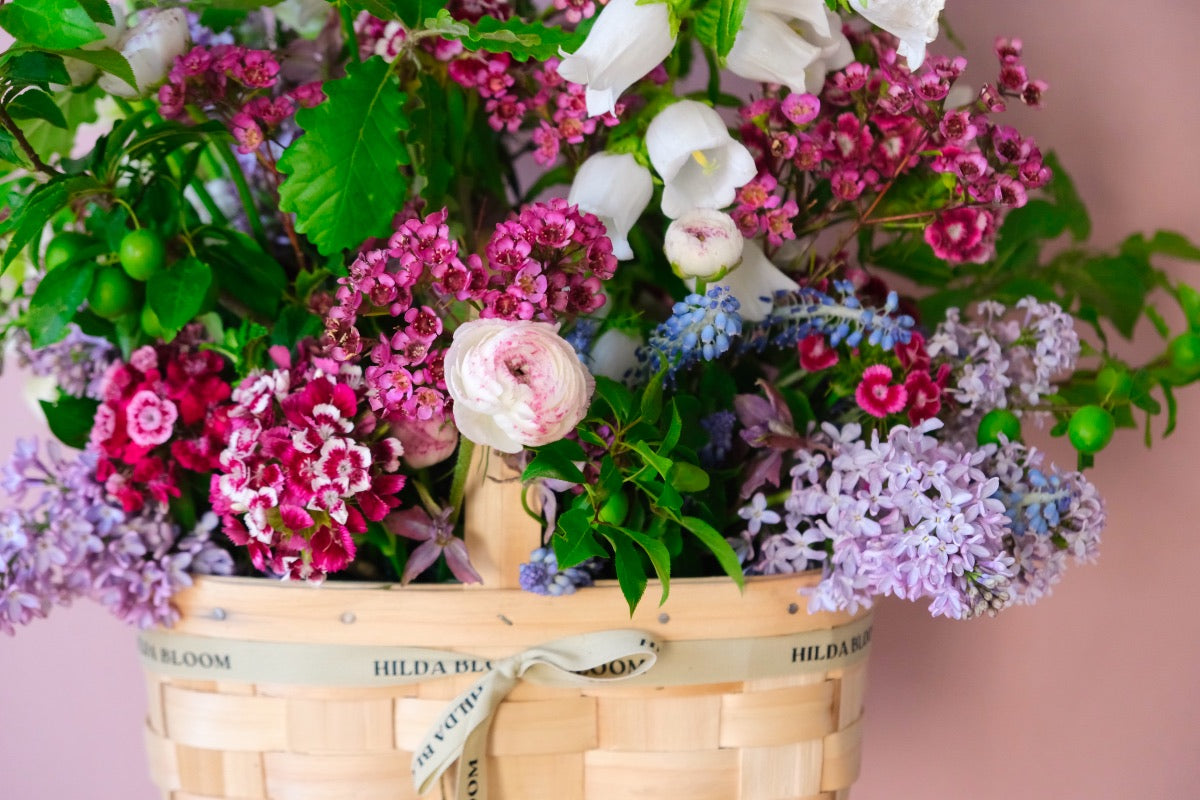 Cesta de castaño con flores